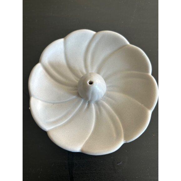 Ceramic Flower Petal Design Incense or Jewelry Holder Kitchen Sink Decor - Picture 1 of 7